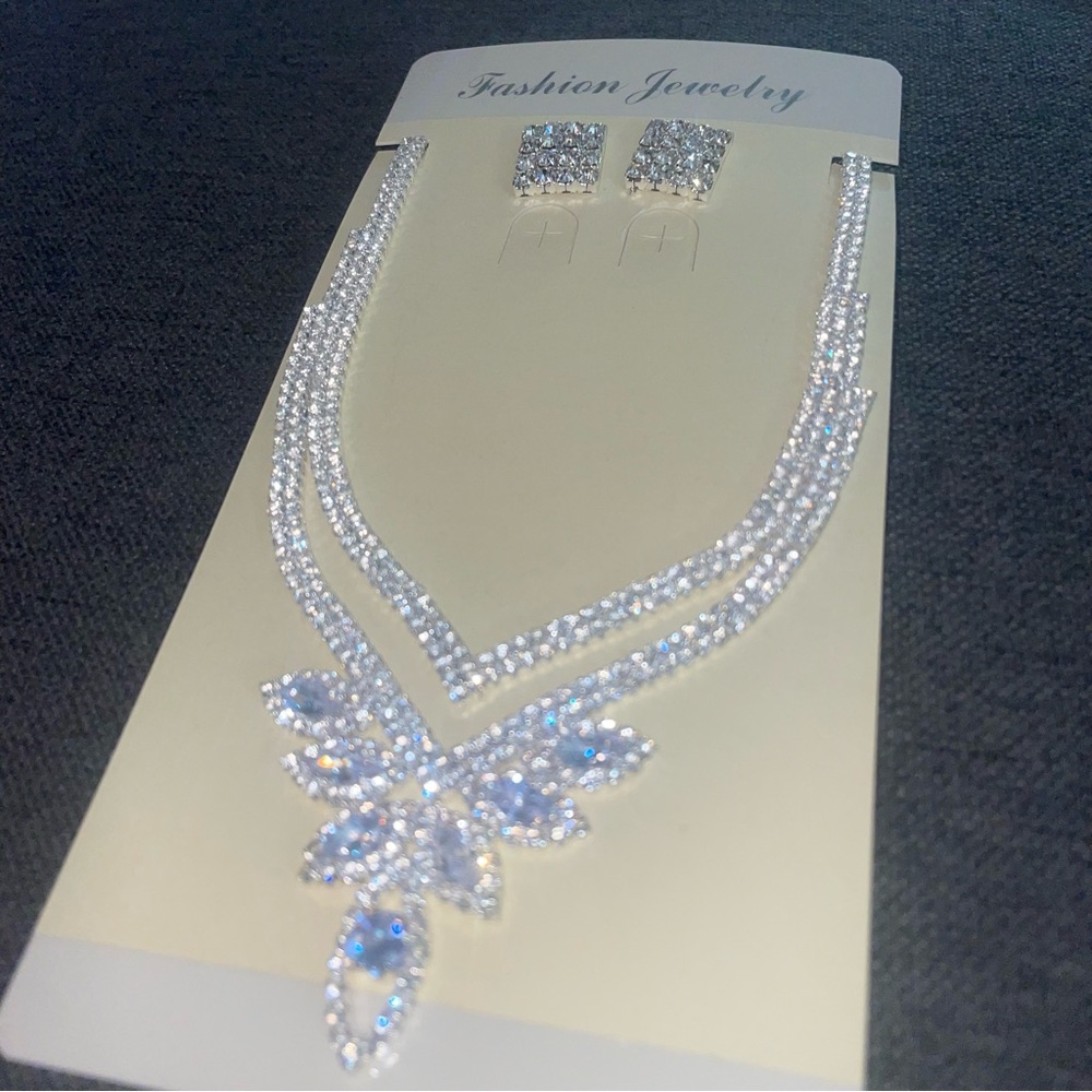 Fashion Jewelry Sparkling Silver Necklace & Earring Set